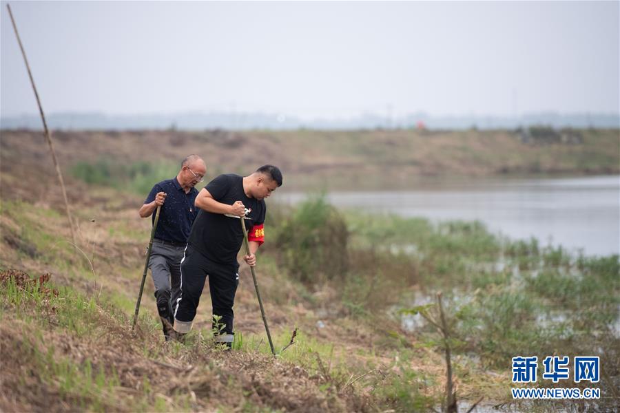 （防汛抗洪·圖文互動）（1）在大堤上成長，為人民守護(hù)——洪水中的青年“生力軍”