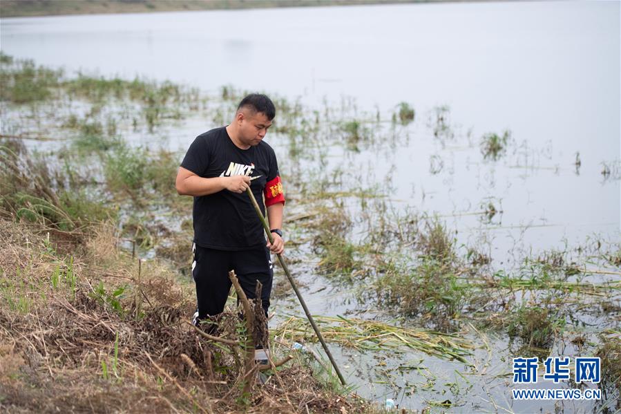 （防汛抗洪·圖文互動）（2）在大堤上成長，為人民守護(hù)——洪水中的青年“生力軍”