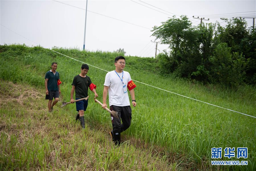 （防汛抗洪·圖文互動）（3）在大堤上成長，為人民守護(hù)——洪水中的青年“生力軍”