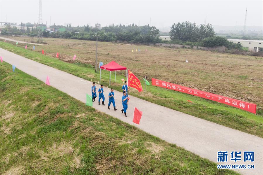 （防汛抗洪·圖文互動）（7）在大堤上成長，為人民守護(hù)——洪水中的青年“生力軍”