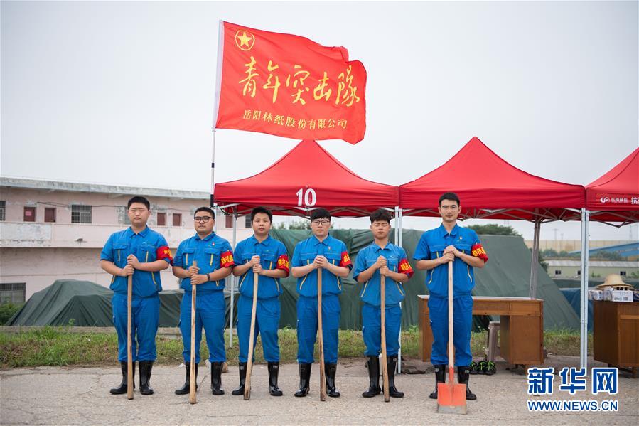 （防汛抗洪·圖文互動）（8）在大堤上成長，為人民守護(hù)——洪水中的青年“生力軍”