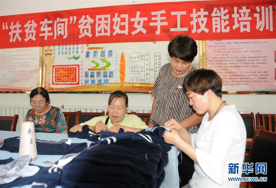 （決戰(zhàn)決勝脫貧攻堅(jiān)·圖文互動(dòng)）（1）內(nèi)蒙古河套：一雙巧手、一副棒針、一團(tuán)毛線打造貧困戶“炕頭經(jīng)濟(jì)”