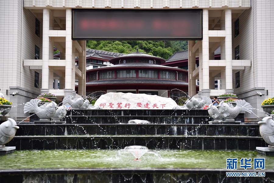 （新華視點·圖文互動）（3）學校建漂亮點本無錯，為何這所“豪華中學”讓人困惑？