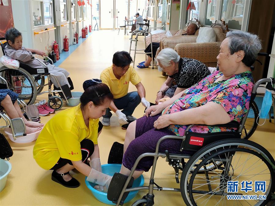 （走向我們的小康生活·圖文互動(dòng)）（3）北京“老有所養(yǎng)”的床邊、身邊、周邊事