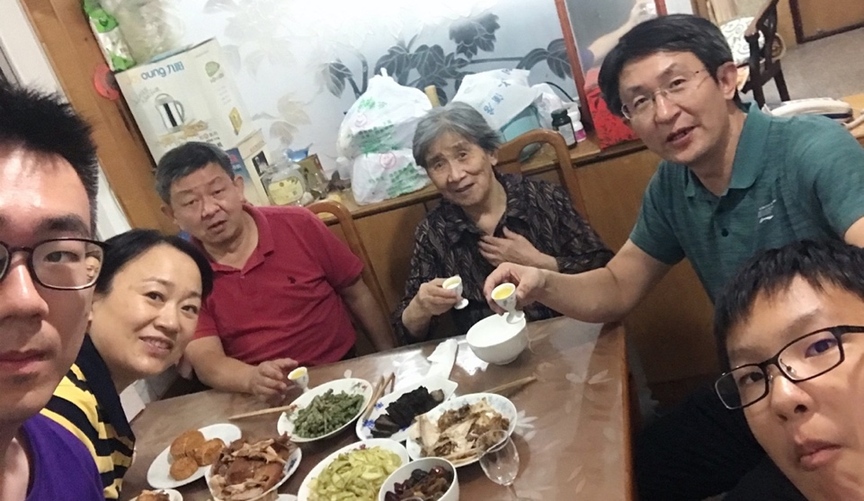 10月1日，留學(xué)生李天力（左一）在老家淄博的親戚家中與親人一起吃晚飯，共度中秋