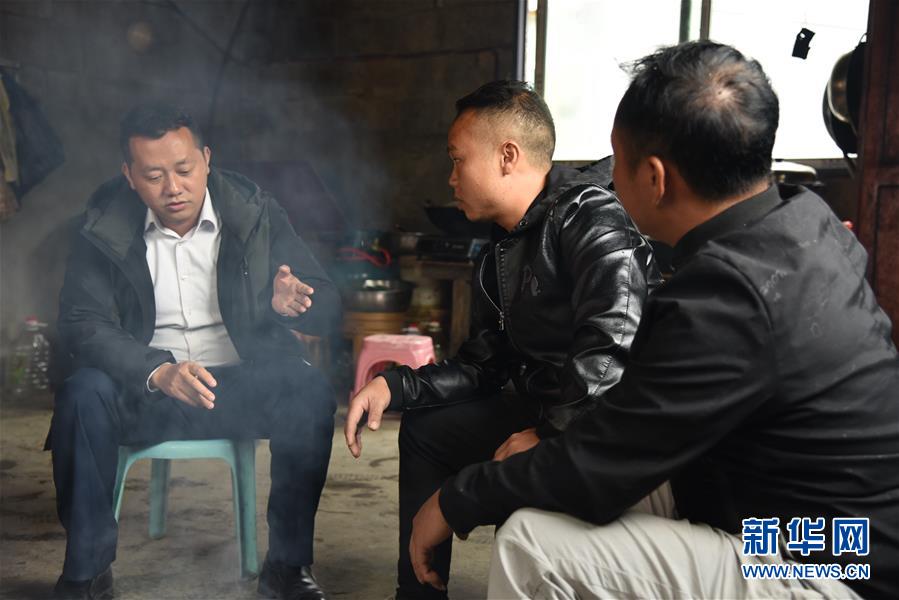 （決戰(zhàn)決勝脫貧攻堅(jiān)·圖文互動(dòng)）“父親未完成的事業(yè)，我來(lái)完成”——貴州父子接力脫貧攻堅(jiān)
