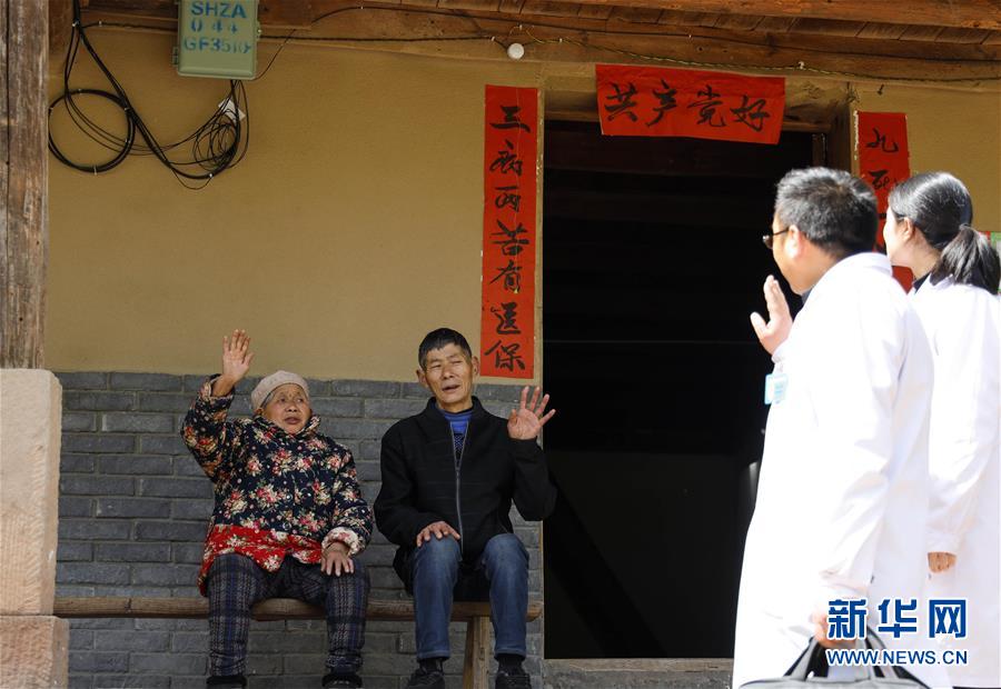（習(xí)近平的小康故事·新華網(wǎng)·圖文互動(dòng)）（6）“真正解決好基層群眾看病難、看病貴問題”——習(xí)近平和群眾健康的故事