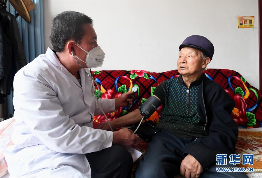 （習(xí)近平的小康故事·新華網(wǎng)·圖文互動(dòng)）（2）“真正解決好基層群眾看病難、看病貴問題”——習(xí)近平和群眾健康的故事