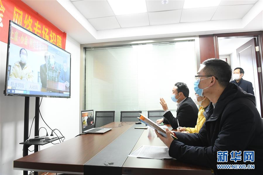 （新華全媒頭條·圖文互動）（18）從人民中汲取磅礴力量——習(xí)近平總書記同出席2020年全國兩會人大代表、政協(xié)委員共商國是紀實