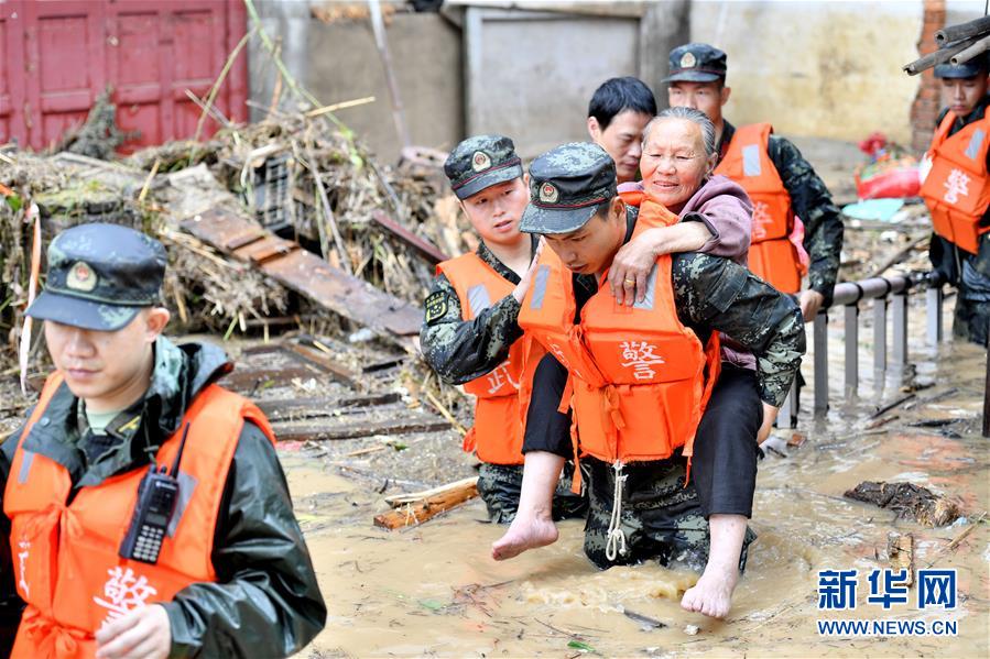 （新華全媒頭條·圖文互動）（5）沿著中國特色強軍之路闊步前進——黨中央、中央軍委領(lǐng)導(dǎo)推進國防和軍隊建設(shè)70年紀(jì)實