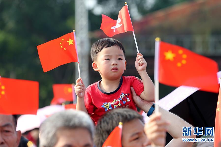 （圖文互動）（2）“我和我的祖國，一刻也不能分割”——解放軍駐香港部隊與市民共同慶祝國慶70周年見聞