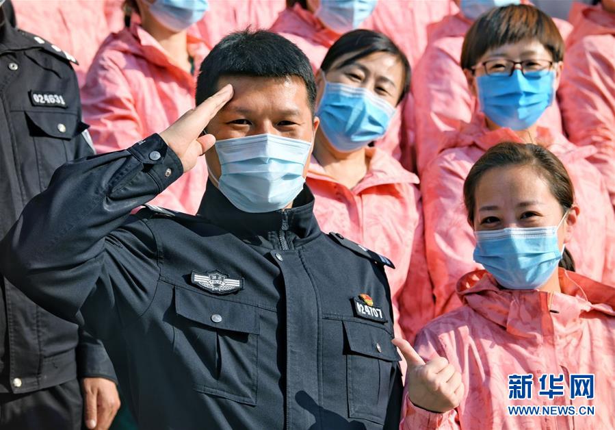 （習(xí)近平致敬的戰(zhàn)“疫”英雄·公安干警篇·圖文互動）（1）他們，抗疫一線鑄警魂