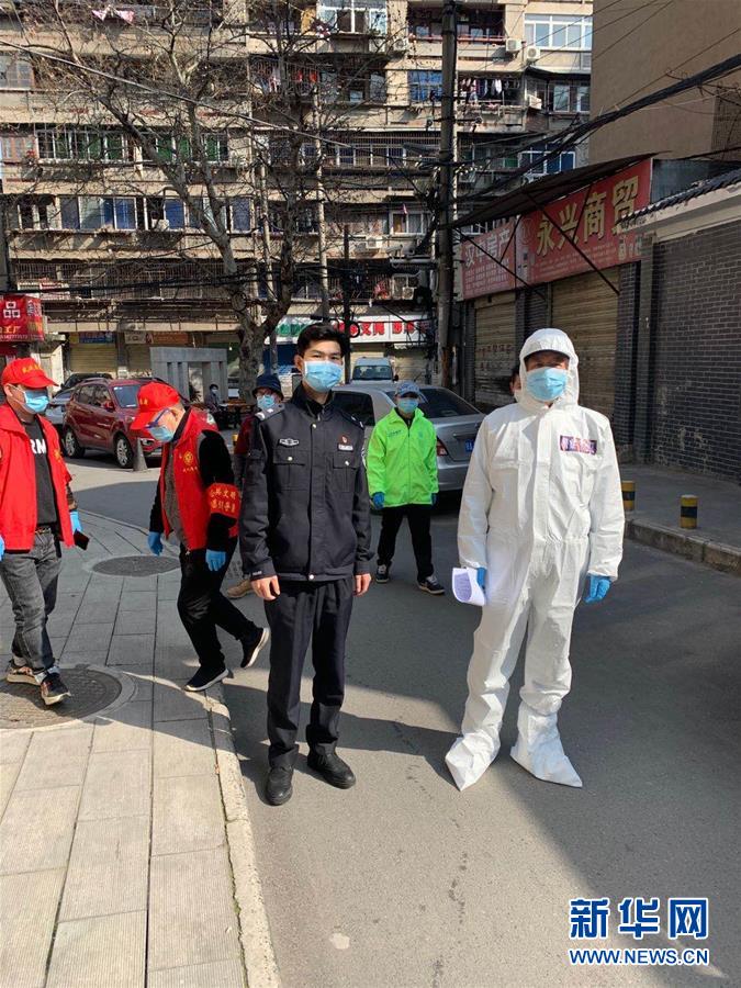 （習(xí)近平致敬的戰(zhàn)“疫”英雄·公安干警篇·圖文互動）（6）他們，抗疫一線鑄警魂