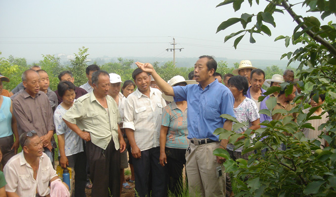 李保國為農(nóng)民講授果樹技術