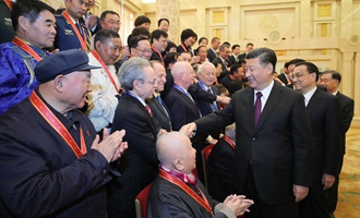 慶祝大會(huì)結(jié)束后，習(xí)近平等會(huì)見受表彰人員及親屬代表