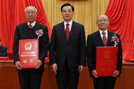 胡錦濤為獲得2012年度國家最高科學(xué)技術(shù)獎(jiǎng)的鄭哲敏院士、王小謨?cè)菏款C獎(jiǎng)