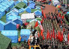 社會(huì)各界為四川蘆山“4·20”7.0級強(qiáng)烈地震遇難者致哀