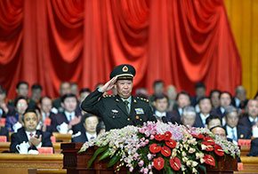 新疆軍區(qū)司令員、軍區(qū)黨委副書記彭勇向現(xiàn)場與會代表致敬