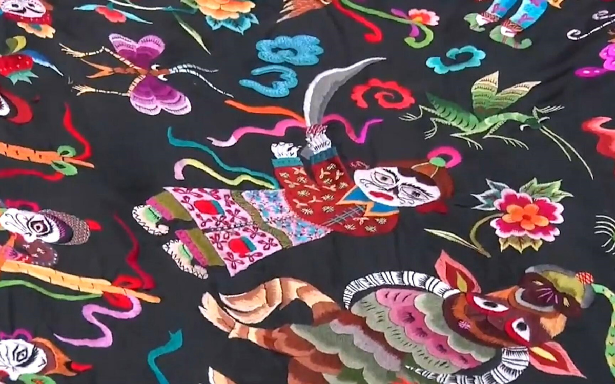 苗繡繡品慢慢得到市場(chǎng)認(rèn)可，回鄉(xiāng)的繡娘逐漸多了起來(lái)