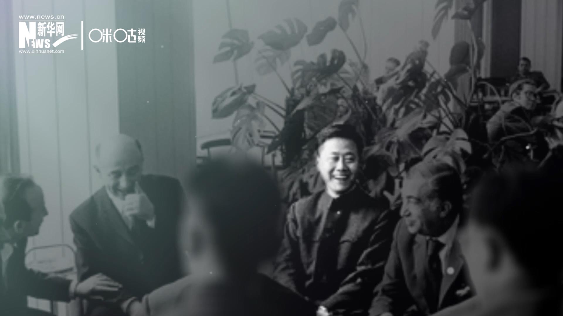 照片里的這個(gè)人是高梁，原新華社國(guó)際部記者。原本作為代表團(tuán)隨行記者的他接到通知，由他帶領(lǐng)一支先遣小組先行去紐約。