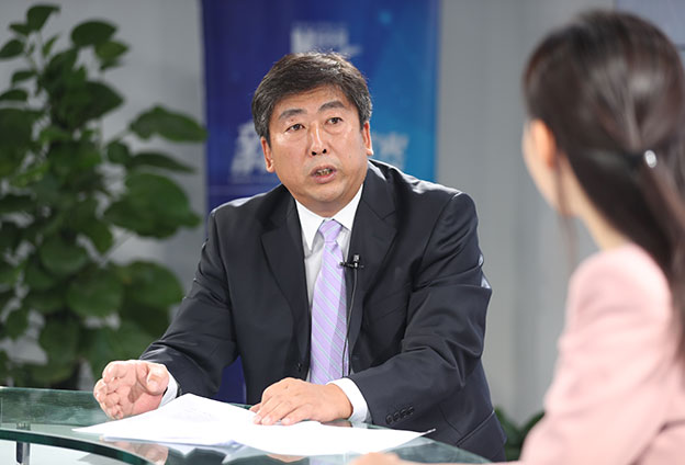 具體落在實(shí)處就是把方向，管大局，保落實(shí)