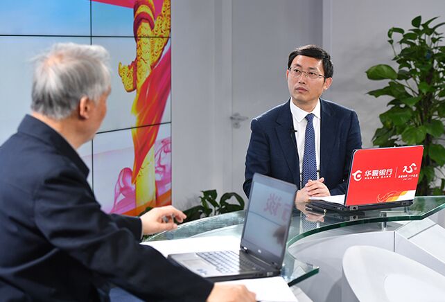 您再給我們梳理一下，黨章中有關(guān)“基本路線”的修改情況。