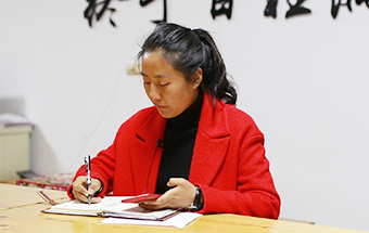 回鄉(xiāng)，立志改變家鄉(xiāng)落后面貌