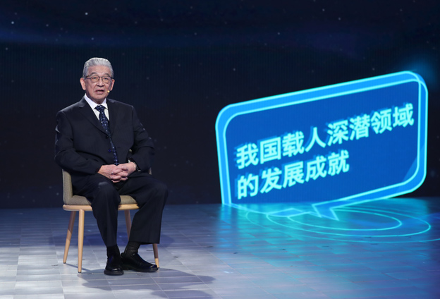 抱著要建造先進的海軍裝備保家衛(wèi)國的心愿，考入了交通大學造船系
