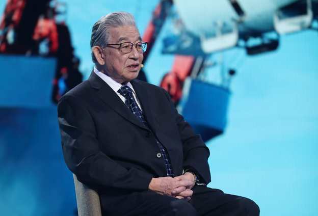 中華民族實現(xiàn)了可上九天攬月，可下五洋捉鱉的宏偉夙愿