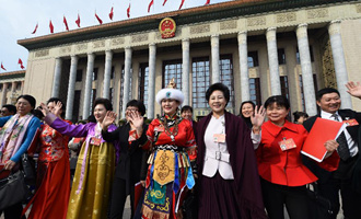 閉幕會后，代表走出人民大會堂