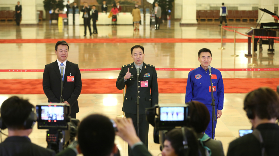 趙宏博、景海鵬、唐嘉陵代表接受采訪