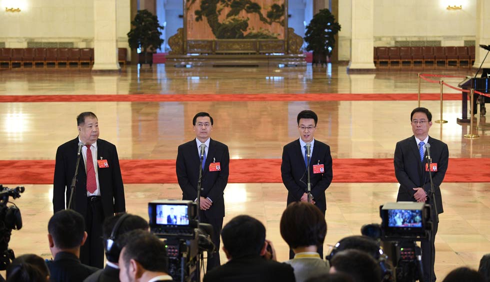 凌解放、王立平、徐川、黃一兵接受采訪