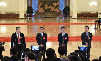 凌解放、王立平、徐川、黃一兵代表接受采訪
