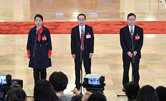 姜妍、康紅普、劉宗富代表接受采訪