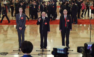 魏秋月、孟廣祿、薛晨陽代表接受采訪