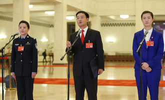 李貝、裴春亮、丁寧代表接受采訪