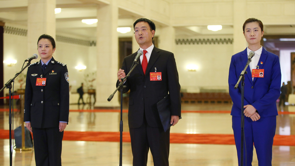 李貝、裴春亮、丁寧代表接受采訪