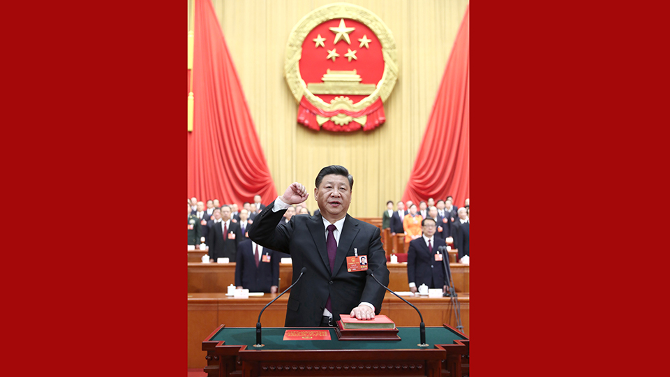 新當(dāng)選的國(guó)家主席、中央軍委主席習(xí)近平進(jìn)行憲法宣誓