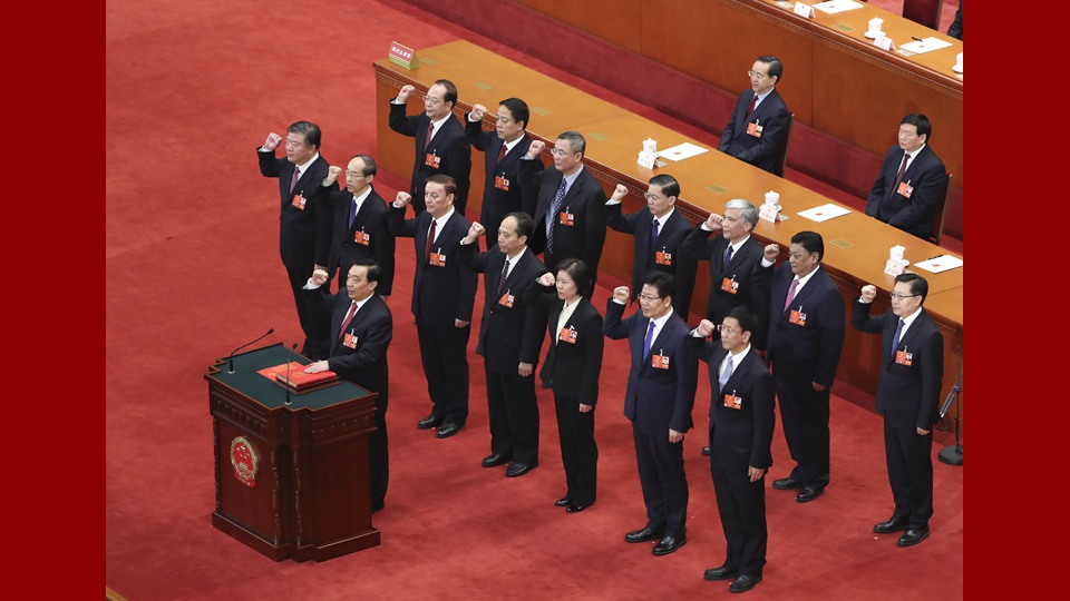 新當(dāng)選的全國(guó)人大常委會(huì)副委員長(zhǎng)、秘書(shū)長(zhǎng)進(jìn)行憲法宣誓