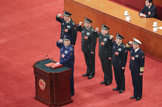 中央軍委副主席、委員進(jìn)行憲法宣誓