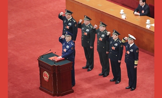 中央軍委副主席、委員進(jìn)行憲法宣誓