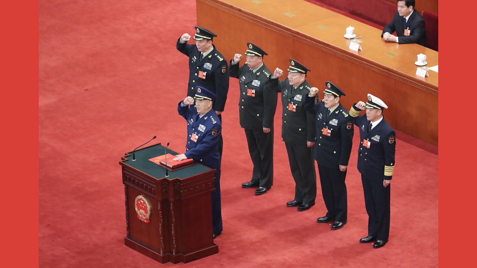 中央軍委副主席、委員進(jìn)行憲法宣誓