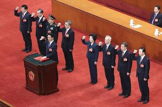 國務(wù)院副總理、國務(wù)委員、秘書長進(jìn)行憲法宣誓