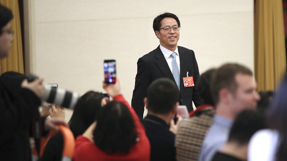 張曉明步入“部長(zhǎng)通道”，準(zhǔn)備接受采訪