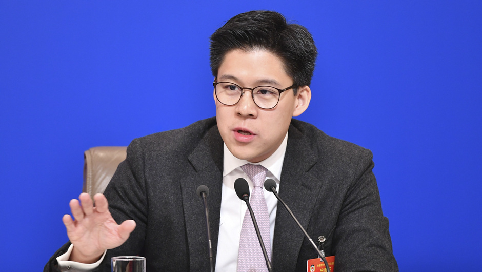 全國政協(xié)委員、中國香港體育協(xié)會(huì)暨奧林匹克委員會(huì)副會(huì)長(zhǎng)、霍英東集團(tuán)副總裁 霍啟剛