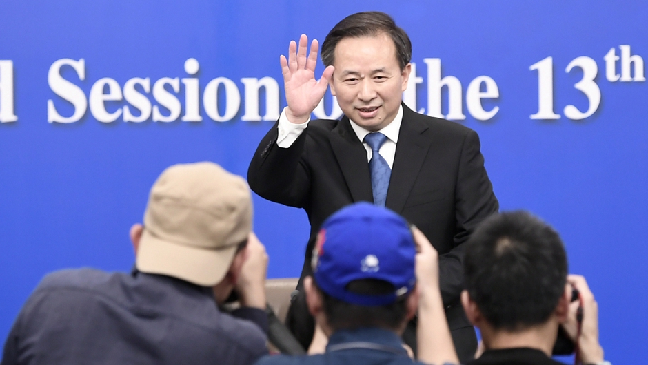 記者會開始前，李干杰向記者致意