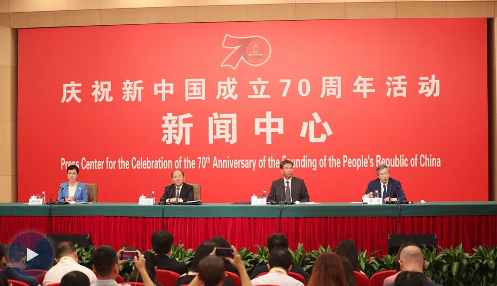 以新發(fā)展理念為引領，推進中國經(jīng)濟平穩(wěn)健康可持續(xù)發(fā)展