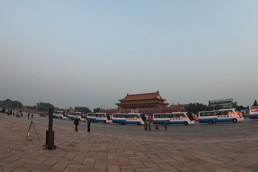 10月1日清晨的天安門城樓和長安街，燈火通明，正在準備慶祝大會的工作人員雖然緊張忙碌，但仍顯得井然有序