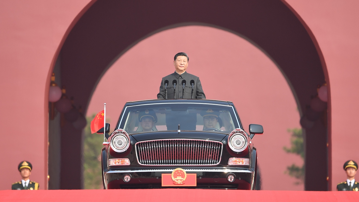 習(xí)近平乘坐檢閱車，經(jīng)過金水橋，駛上長安街
