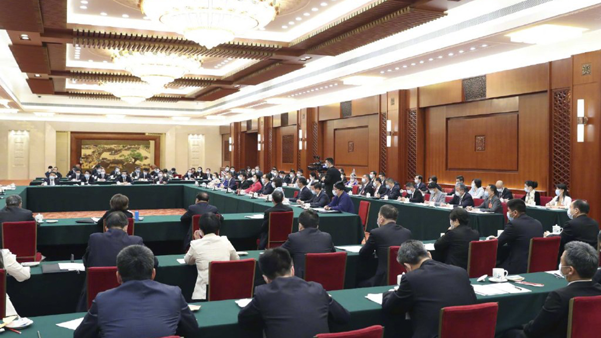 出席十三屆全國人大三次會議的代表團分組審議政府工作報告，來看審議現(xiàn)場